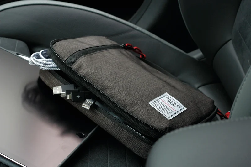 BUSINESS TECH POUCH