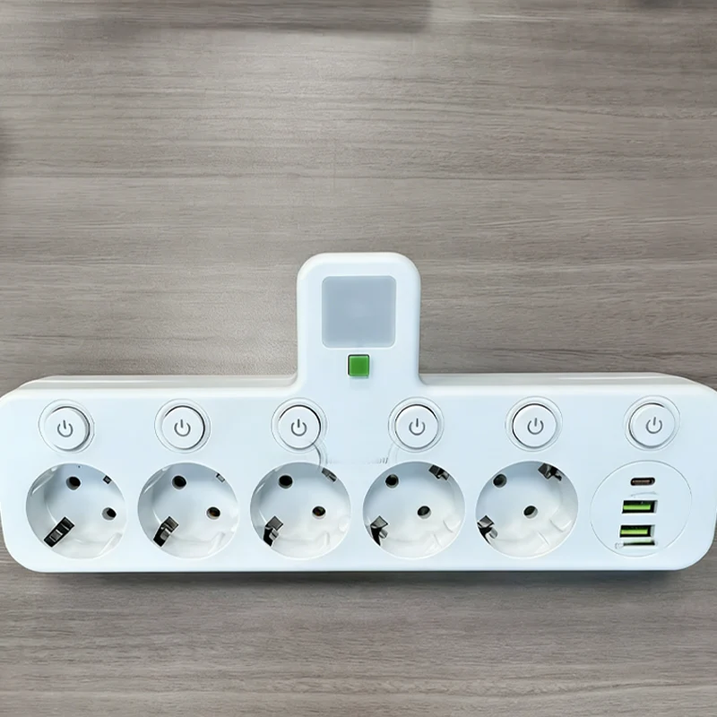 Wandmontierter Stromverteiler mit 4 Steckdosen, USB-Anschlüssen und Nachtlicht